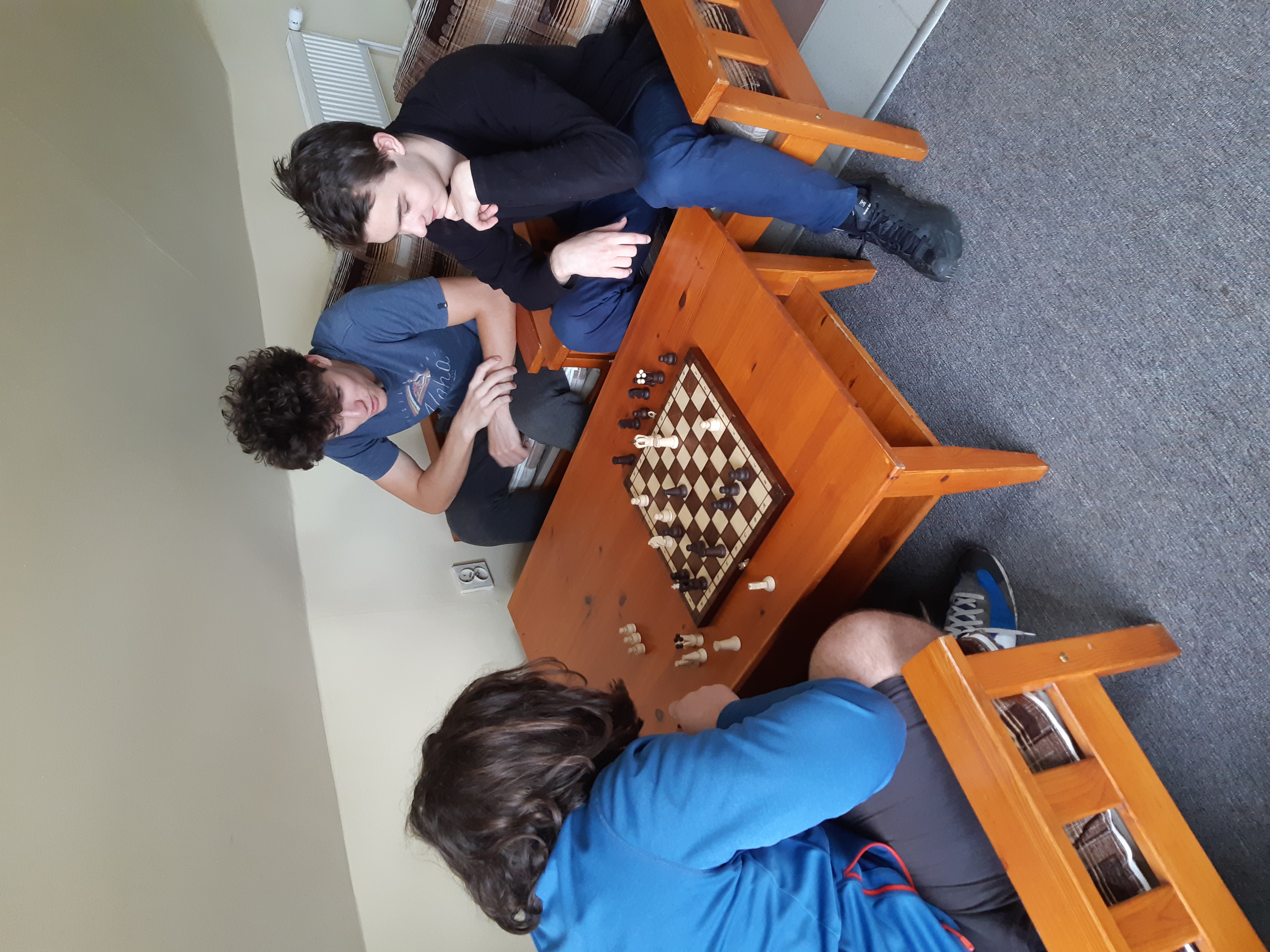 Zdjęcie uczniów grających w szachy.